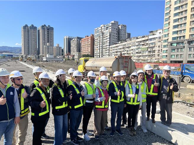 新北市長侯友宜今視察秀朗橋北側區段徵收開發工程。（王揚傑攝）