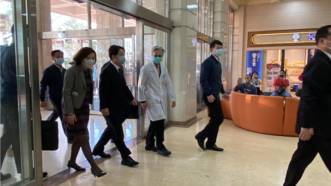 赖总统15日在卫福部次长林静仪、台中荣总院长傅云庆陪同下抵台中荣总探视台中新光三越气爆受到重伤的病患家属。（冯惠宜摄）