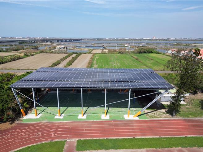 台南市政府推动「低碳校园，永续台南」计画，鼓励学校设置太阳光电设施，直到2024年上半年，全市各学校已设置光电球场90校、光电车棚48座。（市府提供／洪荣志台南传真）