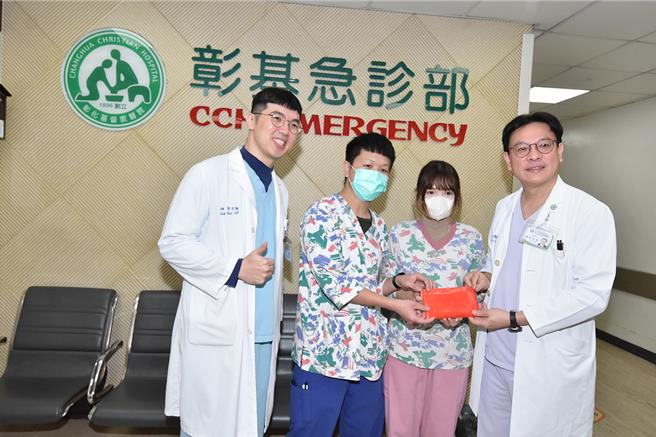 彰基总院长陈穆宽（右一）颁发10万元百货公司礼券，奖励郭芸亘（右二）与苏奕帆（左二）两位护理师的英勇行动。（院方提供／李京升彰化传真）