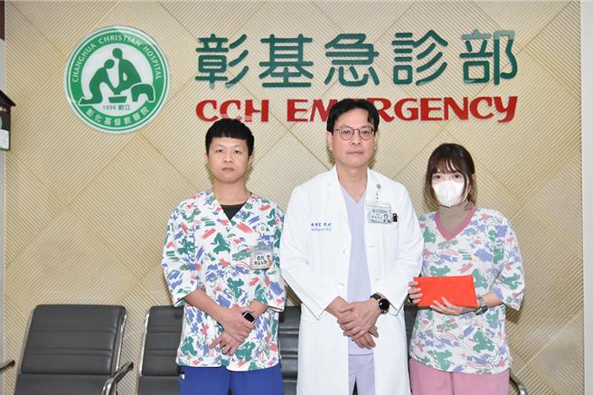 彰基总院长陈穆宽（图中）表示，这正是我们这几年来努力重塑医院文化所期望看到的精神 - 正直、热情，与对生命的无私奉献。（院方提供／李京升彰化传真）