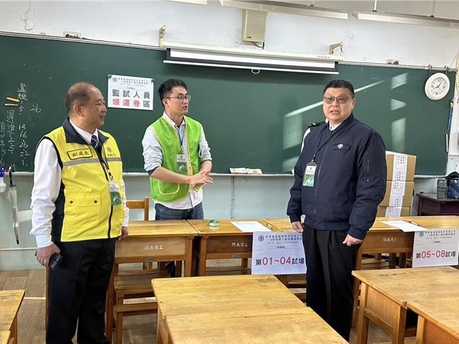 台鐵公司董事長杜微（右）15日視察司機員筆試考場。（台鐵公司提供／蔡明亘台北傳真）