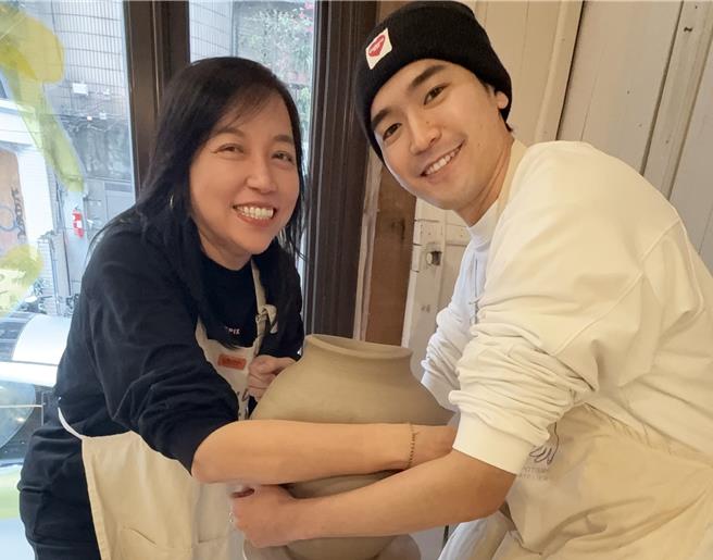 涂善存（右）與經紀人許維琪一起擁抱陶土瓶。（佳葳娛樂提供）