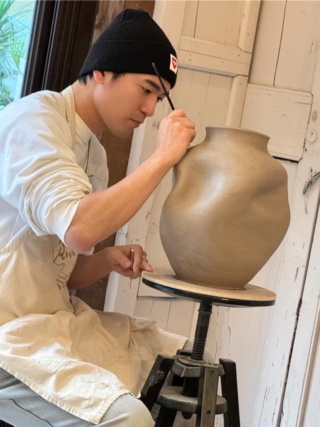 涂善存認真創作擁抱陶土瓶。（佳葳娛樂提供）