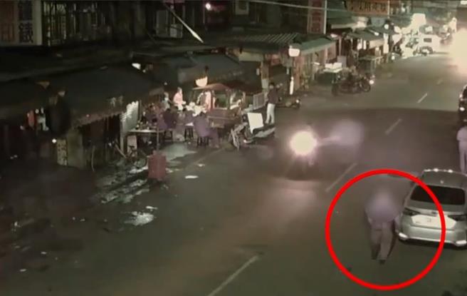窃嫌于道路行走路口监视器影像。（新庄警分局提供）