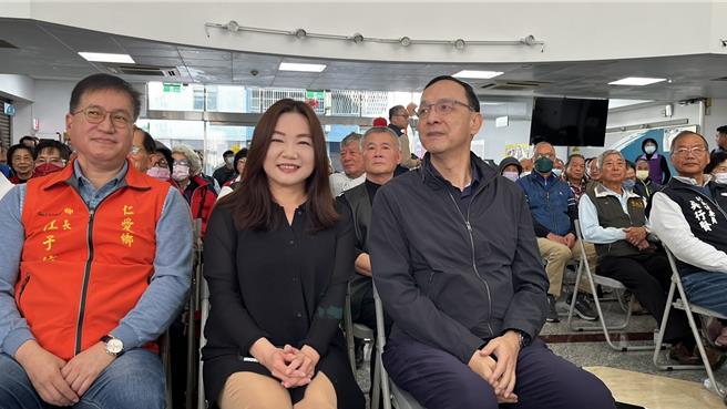 国民党主席朱立伦（前排右一）15日到南投县党部与党员团拜。（冯惠宜摄）