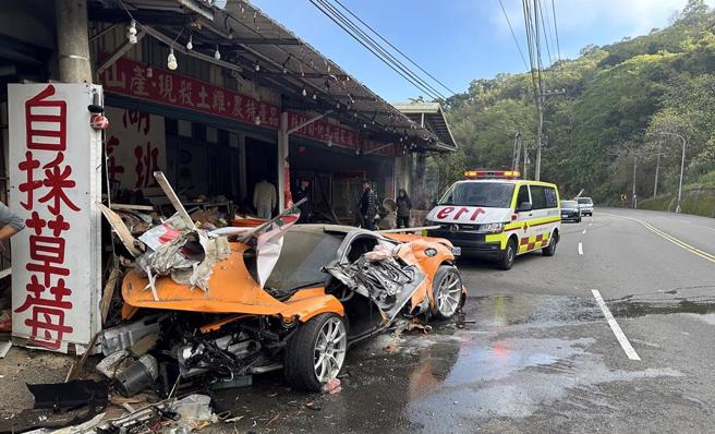 1700万元麦拉伦台三线失控衝撞后变成废铁。（翻摄画面）