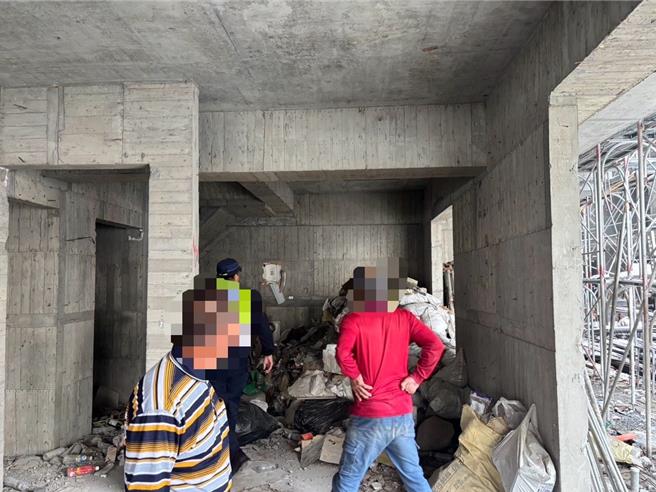 越南籍阮姓女移工逾期居留又涉偽造文書被通緝，15日上午在高雄小港區一處工地從3樓跌落受傷，送醫後被警方逮捕。（民眾提供／郭良傑高雄傳真）