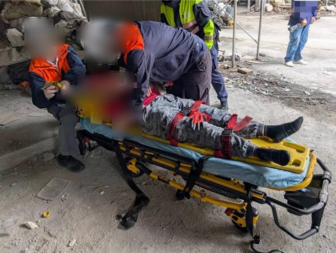 打黑工在工地跌落受傷的越南籍阮姓女子，被送醫後查出她另涉偽造文書遭通緝。（民眾提供／郭良傑高雄傳真）