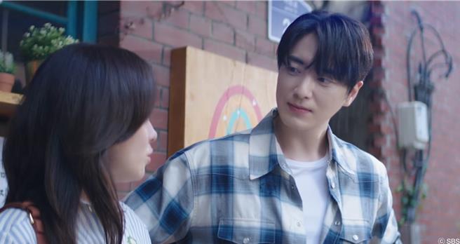 李浚赫完美诠释贴心温柔的好男人形象，让他成为粉丝心目中的「完美老公」。（Hami Video提供）