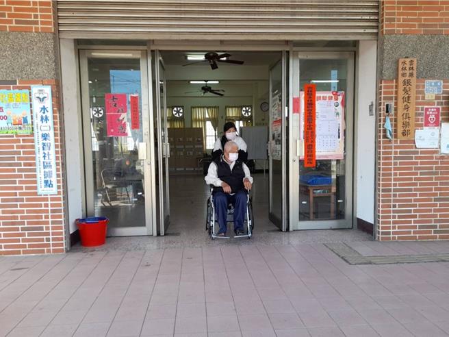 各级农会会员代表、组长、副组长15日进行改选，云林县斗南、大埤、口湖、水林4乡镇的会员代表选举竞争最激烈，不少长者坐着轮椅来投票。（张朝欣摄）