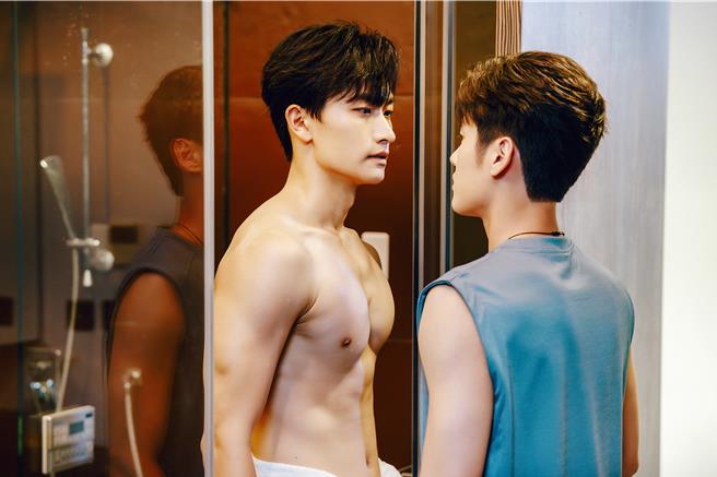 《独占接班人》毛祁生（左）淋浴戏露出结实好身材。（LINE TV提供）