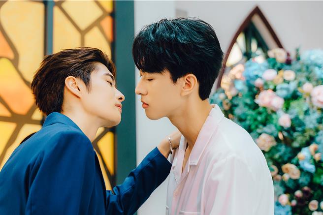 《独占接班人》朴靖恒（左）与徐玮泽上演浪漫婚礼，但只是演戏。（LINE TV提供）