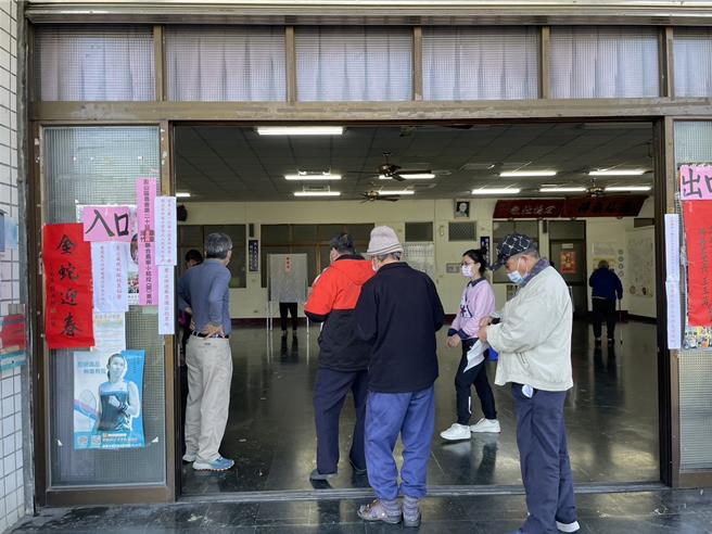 高雄市农会15日举行基层农会农事小组长、副组长及会员代表改选，图为凤山区的投开票所。（农业局提供／林瑞益高雄传真）