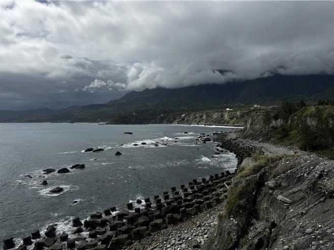 1架空军志航基地勇鹰高教机15日早上在都兰外海5浬处坠海，军方表示待确认黑盒子讯号后，才会与民间公司签约打捞。（蔡旻妤摄）