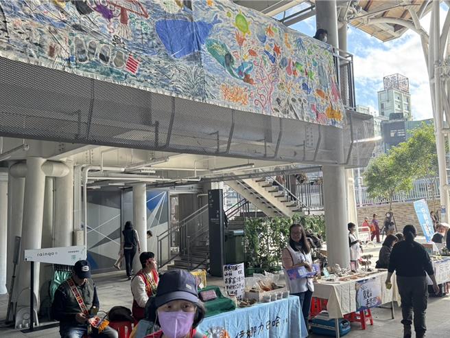 基隆市关心台电四接议题的环团「守护外木山行动小组」15日在基隆转运站举办「基隆Chill海海在地议题市集」，透过轻松的市集方式分享四接议题。（徐佑升摄）