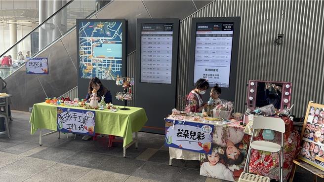 基隆市关心台电四接议题的环团「守护外木山行动小组」15日在基隆转运站举办「基隆Chill海海在地议题市集」，透过轻松的市集方式分享四接议题。（徐佑升摄）