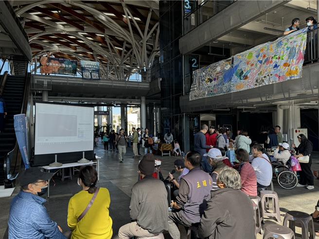 基隆市关心台电四接议题的环团「守护外木山行动小组」15日在基隆转运站举办「基隆Chill海海在地议题市集」，透过轻松的市集方式分享四接议题。（徐佑升摄）