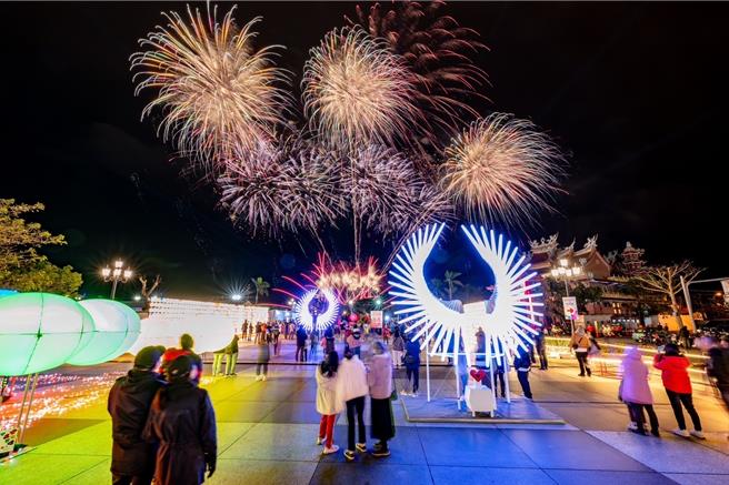 花莲灯会吸引大批人潮观赏，其中装置灯「天使之翼」相当吸睛。（花莲县政府提供／王志伟花莲传真）