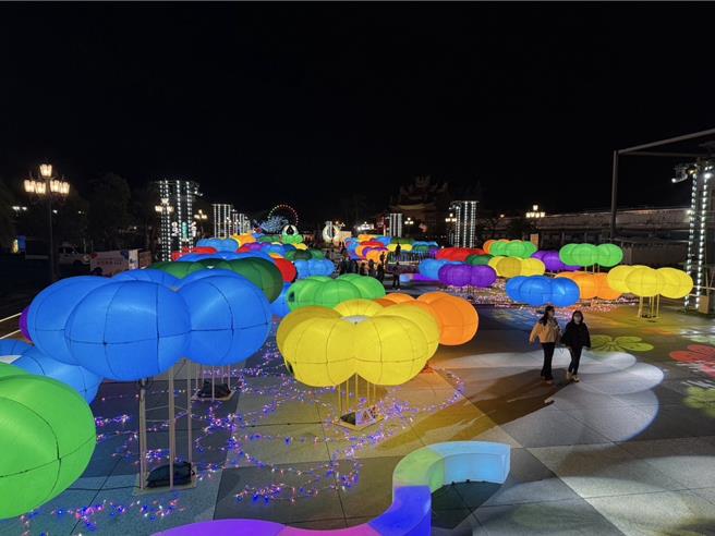 花莲灯会吸引大批人潮观赏，其中装置灯「天使之翼」相当吸睛。（花莲县政府提供／王志伟花莲传真）