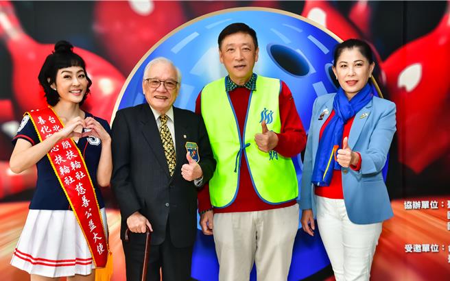 唐玲（左起）、扶轮社3521地区总监李博信、华朋扶轮社长金文徵、兰心扶轮社长林玉环，期盼各界共同支持身心障人士。（台北华朋扶轮社提供）