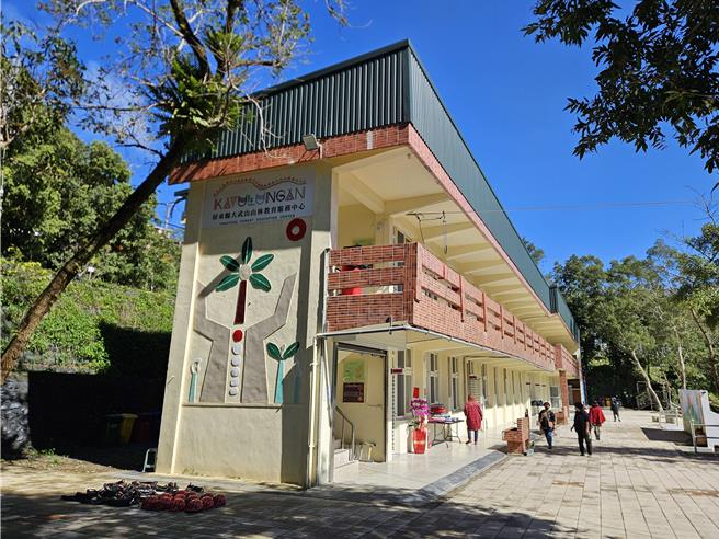 屏东县大武山山林教育服务中心由屏东县旧泰武国小校区化改建而成，15日正式启用。（罗琦文摄）