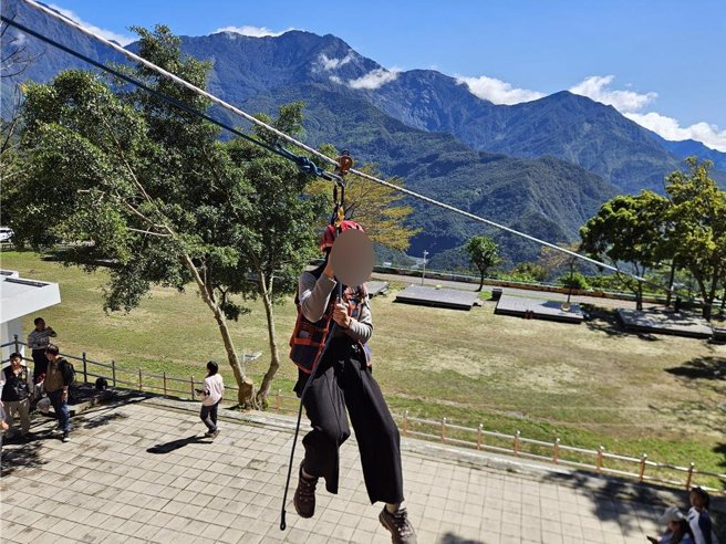 屏东县大武山山林教育服务中心培训基础山林课程，高空绳索滑降体验者克服恐惧感，突破心理障碍。（罗琦文摄）