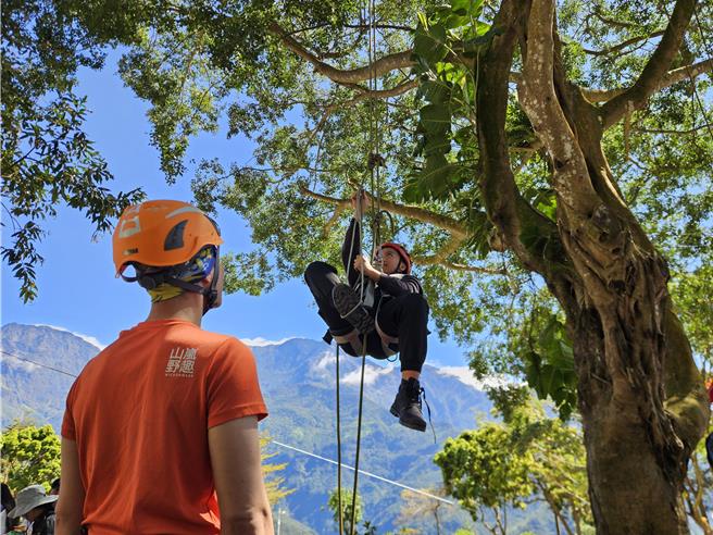 屏东县大武山山林教育服务中心15日正式启用，小朋友体验树攀，非常兴奋。（罗琦文摄）