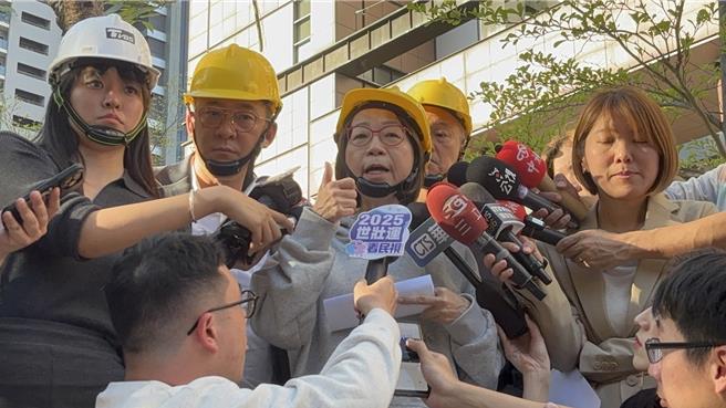 新光三越台中店發生氣爆後，該公司15日宣布相關善後措施。（馮惠宜攝）