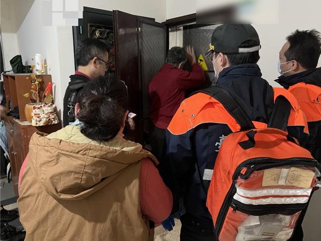 警消破门将邬姓老翁送医检查。(翻摄照片／林郁平台北传真）