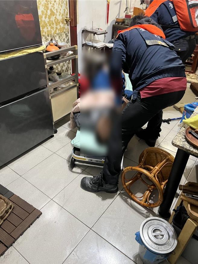 警消破门将邬姓老翁送医检查。(翻摄照片／林郁平台北传真）