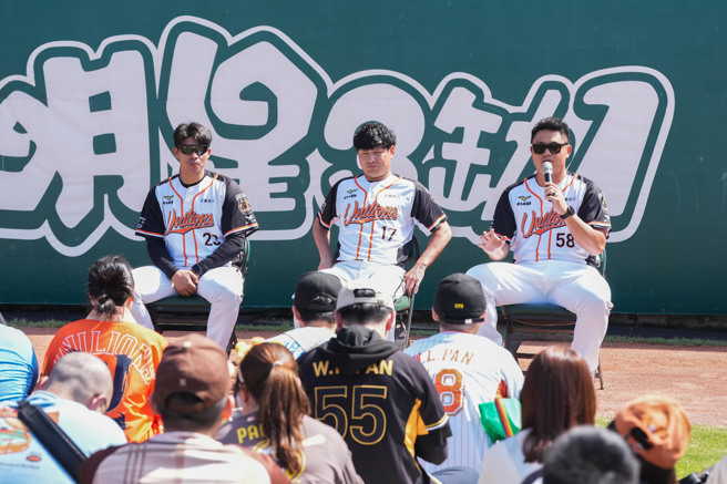 统一狮球星胡智为（右起）、林子崴、刘轩荅在「球星狮讯室」分享季末规画及春训练习调整状况。（统一狮提供）