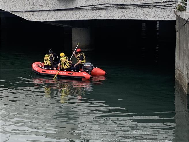 高雄殺人分屍案屍塊打撈工作，15日持續在前鎮運河進行，再撈獲8塊人體組織，共已撈獲54塊。（郭良傑攝）