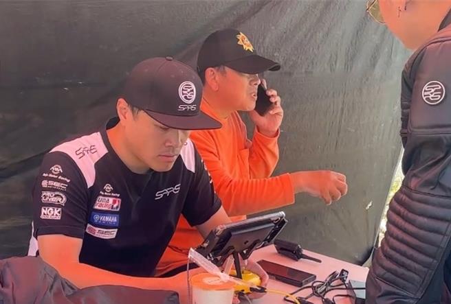 民間公司提供水下攝影機及機械手臂協助高雄殺人分屍案屍塊打撈，工作人員透過螢幕顯視進行操控。（民眾提供／郭良傑高雄傳真）