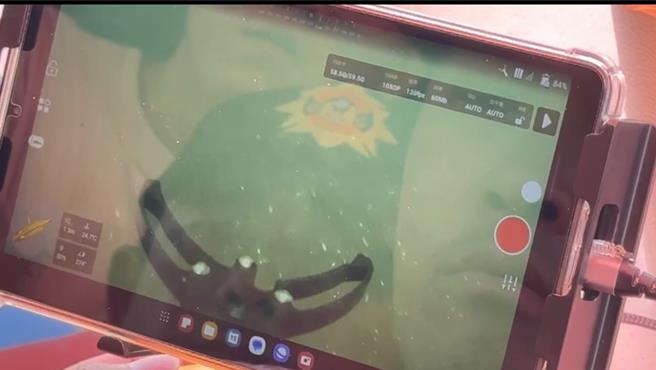 透過水下攝影機螢幕，可以直接操控機械手臂。（民眾提供／郭良傑高雄傳真）