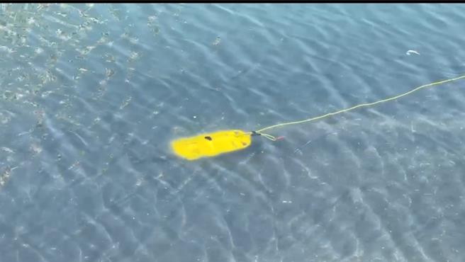 水下攝影機在水中作業與機械手臂一同移動。（民眾提供／郭良傑高雄傳真）