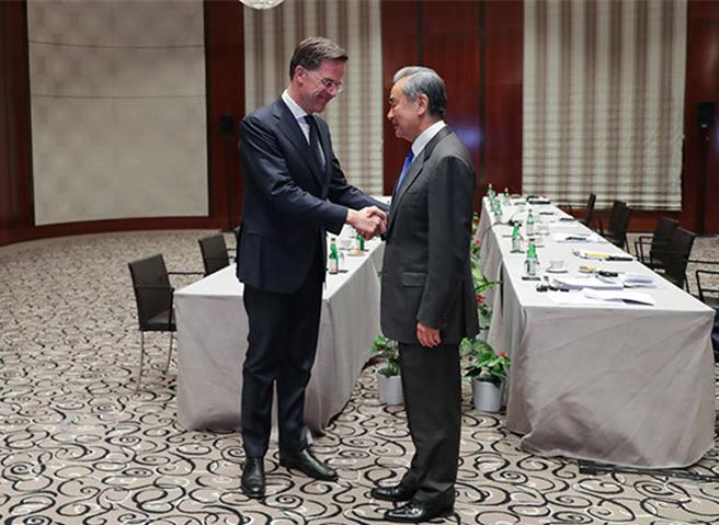 大陸外長王毅當地時間14日在出席慕尼黑安全會議期間，應約會見北約祕書長呂特。（大陸外交部網站）