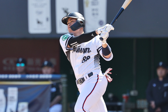 宋晟睿在对味全龙的模拟赛敲出两支长打。（中职提供）