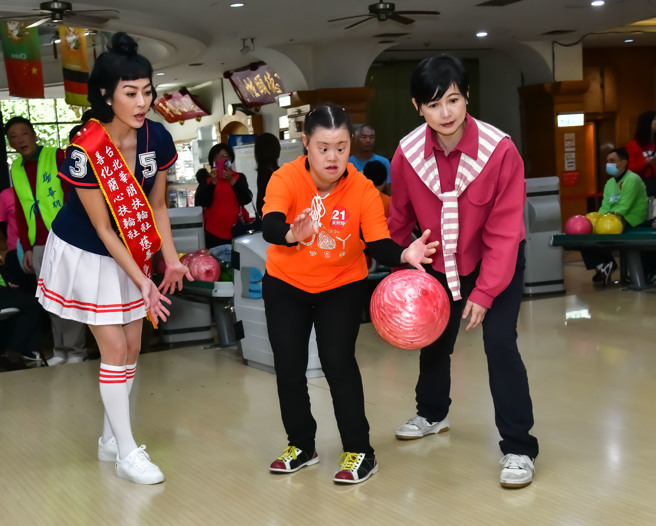 活動大使唐玲及媒體人詹怡宜，陪同喜樂家族學員一起練球。(台北華朋扶輪社提供)
