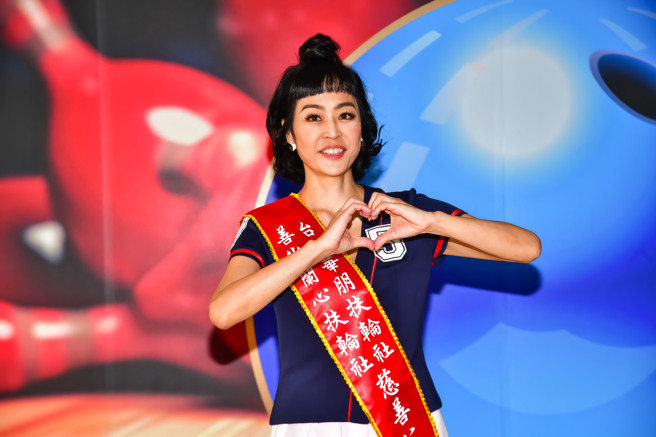 慈善保齡球宣傳大使，由藝人唐玲擔任。(台北華朋扶輪社提供)