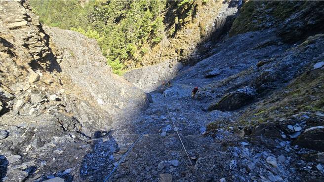 43歲賴姓女山友1月29日在烏拉孟斷崖跌落山坡，南投縣消防局搜救人員今展開第二梯次搜救活動，終在烏拉孟斷崖下方約400公尺處發現罹難者。（南投縣消防局提供／馮惠宜南投傳真）