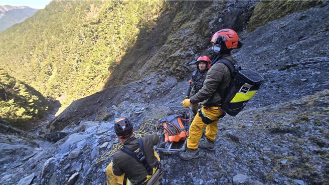 43歲賴姓女山友1月29日在烏拉孟斷崖跌落山坡，南投縣消防局搜救人員今展開第二梯次搜救活動，終在烏拉孟斷崖下方約400公尺處發現罹難者。（南投縣消防局提供／馮惠宜南投傳真）