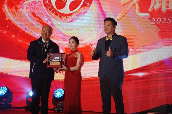 伊丝碧媞年年捐赠高顶復康巴士，今年再次携手台中市政府，将爱与温暖送至台中每个角落。图／业者提供