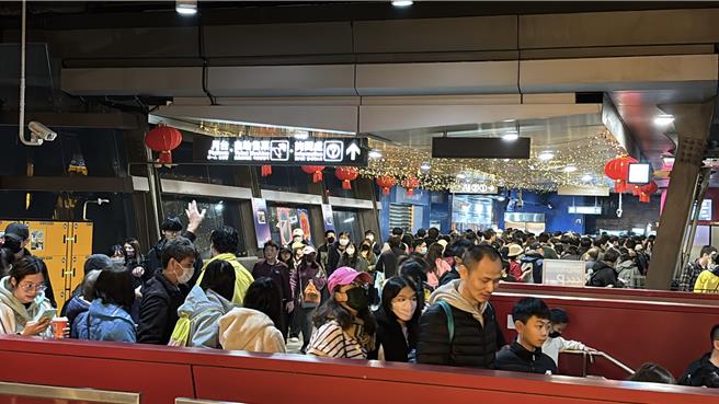 台湾灯会睽违9年再度回到桃园主场，15日截至傍晚6时30分吸引140万人次进入各灯区，青埔地区交通大瘫痪，人潮挤爆机捷、高铁。（廖姮玥摄）
