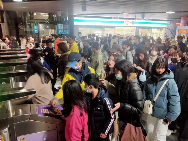 台湾灯会睽违9年再度回到桃园主场，15日截至傍晚6时30分吸引140万人次进入各灯区，青埔地区交通大瘫痪，人潮挤爆机捷、高铁。（廖姮玥摄）