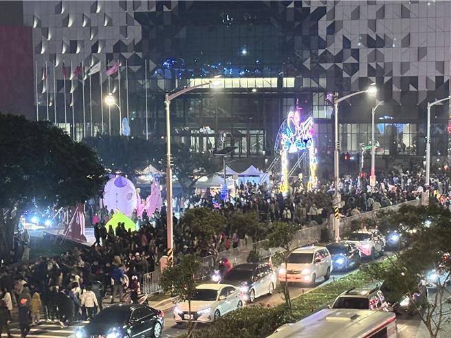 台湾灯会睽违9年再度回到桃园主场，15日截至傍晚6时30分吸引140万人次进入各灯区，青埔地区交通大瘫痪，人潮挤爆机捷、高铁。（廖姮玥摄）