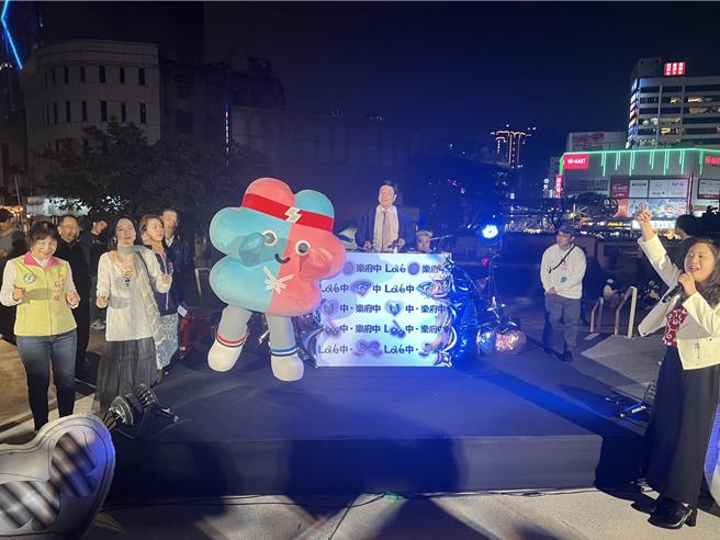 新北市副市長劉和然與「2025雙北世壯運」的吉祥物「壯寶」到場，與青年朋友同歡。（王揚傑攝）