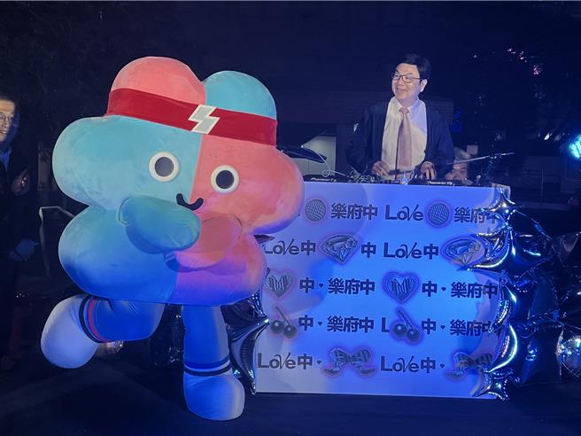 新北市副市長劉和然與「2025雙北世壯運」的吉祥物「壯寶」到場，與青年朋友同歡。（王揚傑攝）