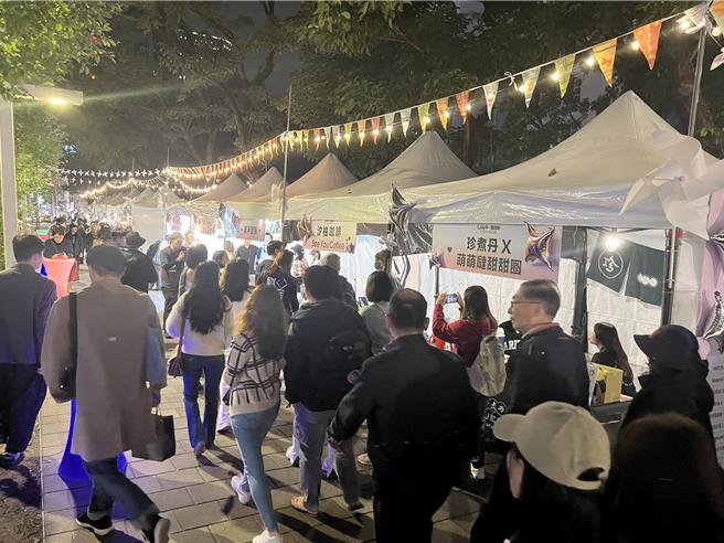 2025年新北「LOVE中．樂府中」情人節活動今晚正式開跑，現場設有各式攤位。（王揚傑攝）