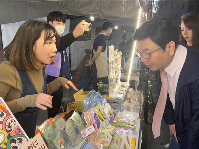 劉和然親切問候設攤的商家。（王揚傑攝）